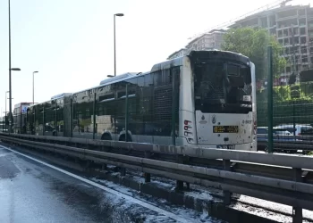 İstanbul’da metrobüs yangını