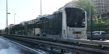 İstanbul’da metrobüs yangını