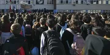 Şehit olan askerler için okullarda bayrak töreni öncesi saygı duruşunda bulunulacak