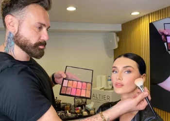 Makyaj artisti Alp Kavasoğlu yaşamını yitirdi