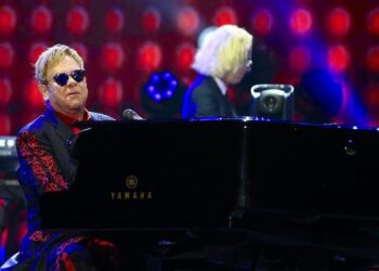 77 yaşındaki Elton John görme sorunlarıyla savaşıyor