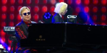77 yaşındaki Elton John görme sorunlarıyla savaşıyor