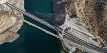 Bakan Uraloğlu duyurdu: Kömürhan Köprüsü Dünya’nın en iyisi!