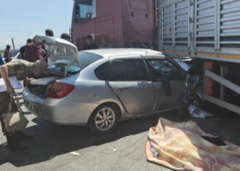 Muş’ta, tıra çarpan otomobilde 1 ölü, 5 yaralı!