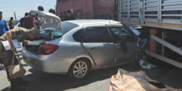 Muş’ta, tıra çarpan otomobilde 1 ölü, 5 yaralı!