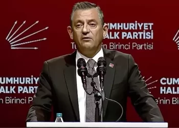 CHP’de kurultay günü: Özgür Özel eski genel başkanlarla katıldı