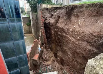 Sinop’ta, çöken istinat duvarı paniğe neden oldu!