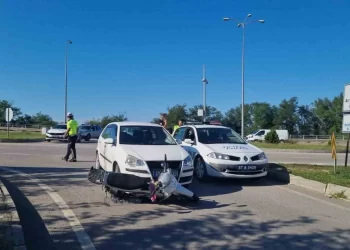 Sinop’ta otomobil motosiklete çarptı: 1 yaralı