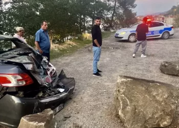 Sinop’ta yamaçtan kopan kaya otomobilin üzerine düştü!