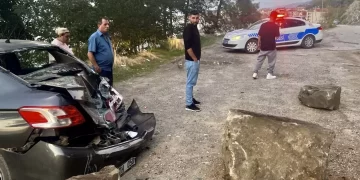 Sinop’ta yamaçtan kopan kaya otomobilin üzerine düştü!