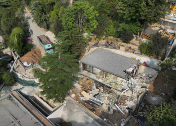 Vaniköy’de kaçak yapıların yıkım süreci devam ediyor