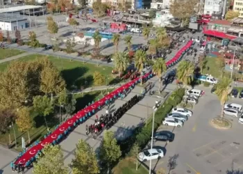 81 ilde Cumhuriyet Bayramı coşkusu! 101 metrelik Türk bayrağı ile yürüyüş düzenlendi