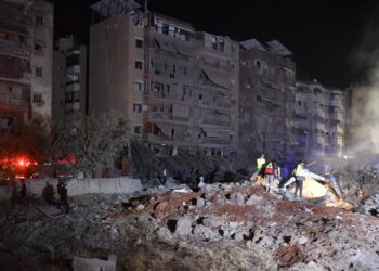 İsrail Lübnan’ı havadan ve karadan vurmaya başladı