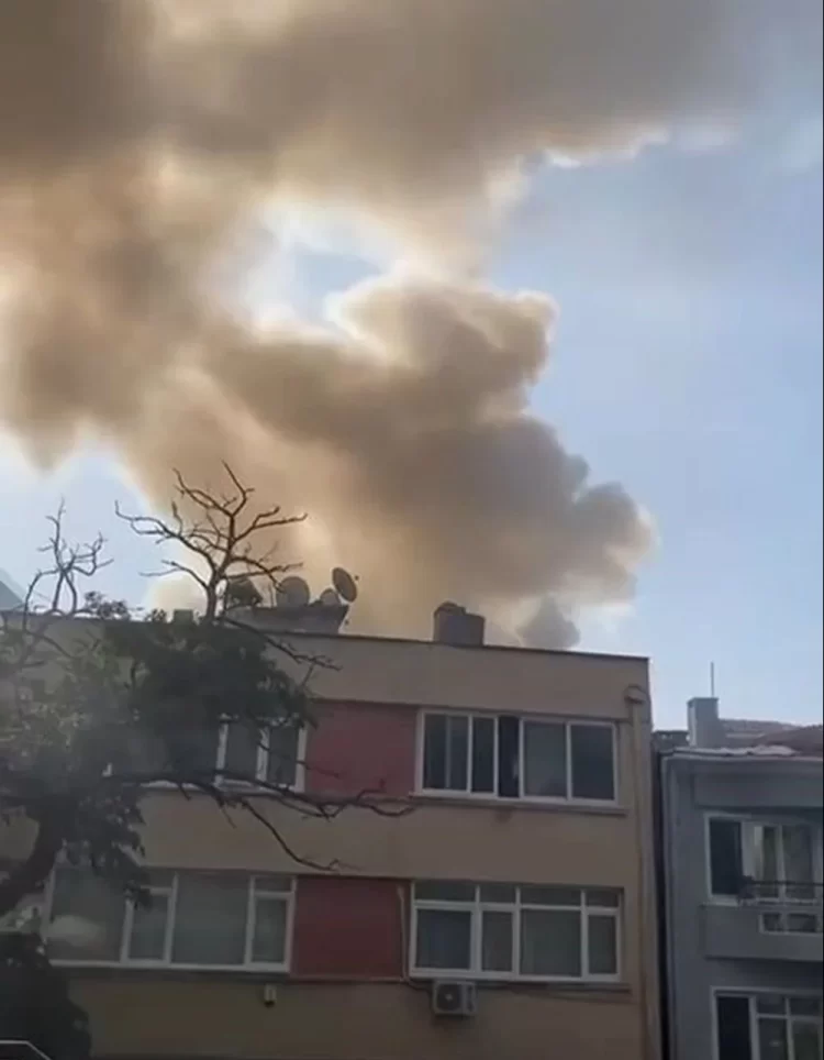 Şişli'de bir binanın çatısında yangın çıktı Sislide bir binanin catisinda yangin cikti habermeydan e1727942796809