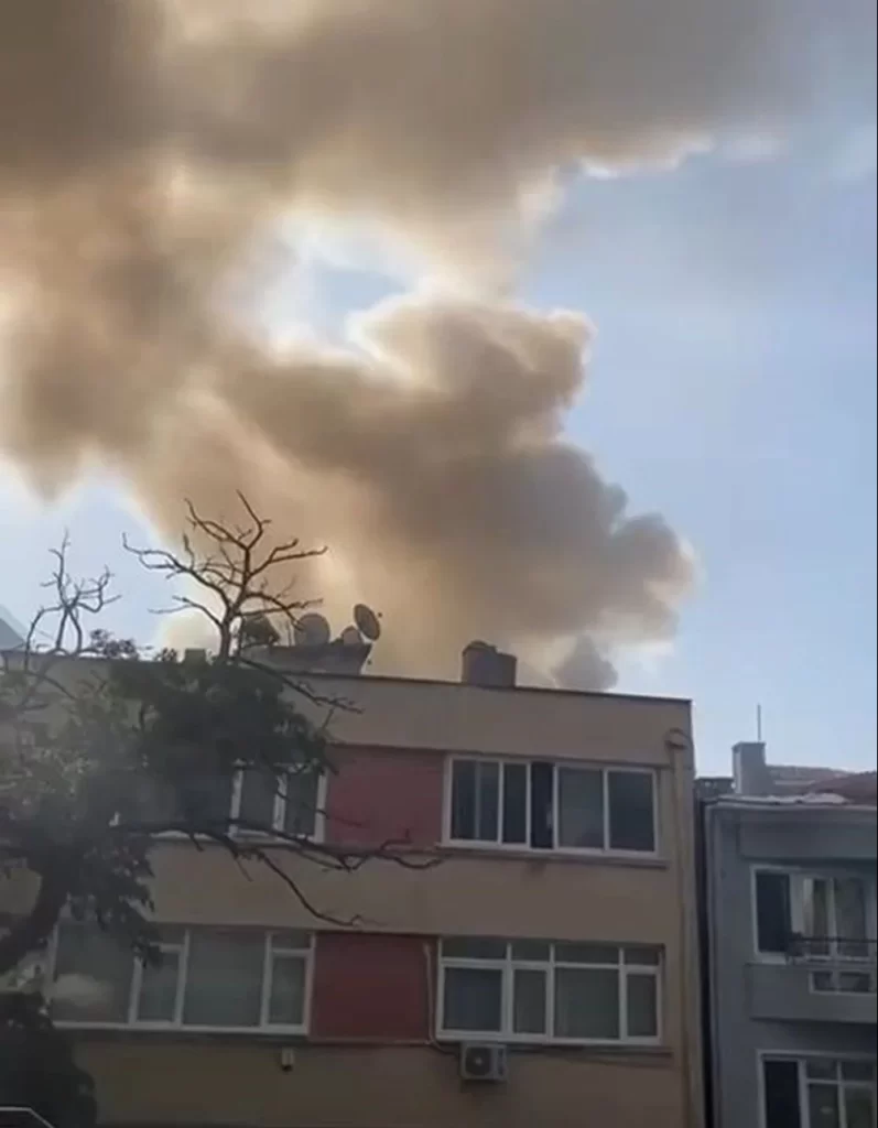 Şişli'de bir binanın çatısında yangın çıktı Sislide bir binanin catisinda yangin cikti habermeydan e1727942796809