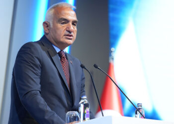 Bakan Ersoy açıkladı! Turizmde yıl sonu hedefi 61 milyon ziyaretçi