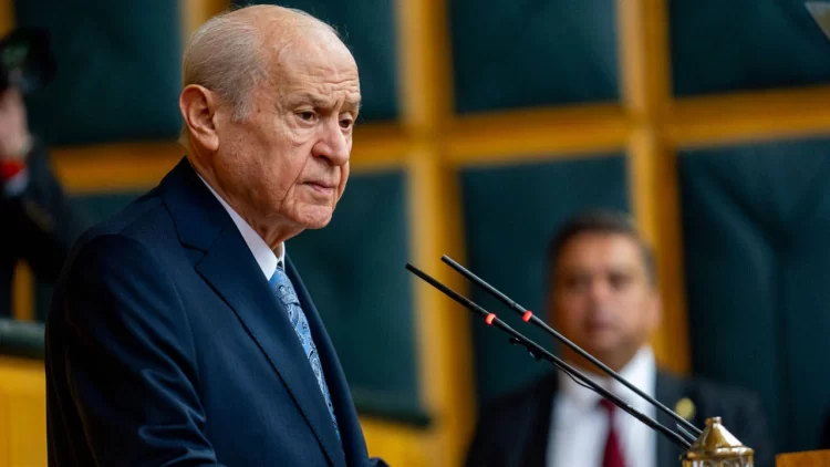 Milliyetçi Hareket Partisi Genel Başkanı Devlet Bahçeli, 3 Mayıs Milliyetçiler Günü dolayısıyla yayımladığı mesajında, 81 yıl önce bir grup idealist insanın, milliyetçiliği yüreklerinde bayraklaştırarak karanlık dönemlere ışık tuttuğunu ifade etti.