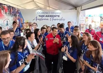 Selçuk Bayraktar, TEKNOFEST’te Ege Üniversitesi standına ziyarette bulundu