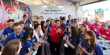 Selçuk Bayraktar, TEKNOFEST’te Ege Üniversitesi standına ziyarette bulundu