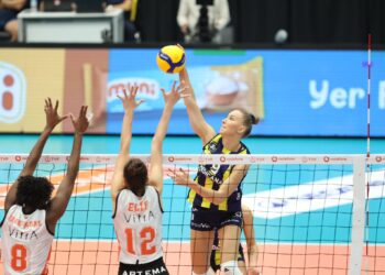 Fenerbahçe Medicana, Eczacıbaşı Dynavit’i devirip 5’te 5 yaptı!