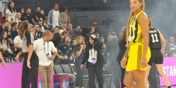 Fenerbahçe Opet-Beşiktaş FIBA süper kupa maçı yarıda kaldı!