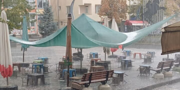 Muş Malazgirt’te, şiddetli yağmur ve dolu hayatı olumsuz etkiledi!