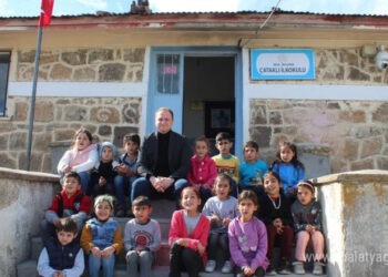 Muş Bulanık Kaymakamı, köy okullarına kırtasiye yardımı yaptı!