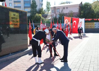 Muş’ta, 29 Ekim Cumhuriyet Bayramı çelenk sunma töreni yapıldı!