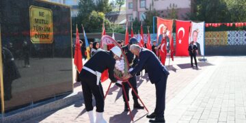 Muş’ta, 29 Ekim Cumhuriyet Bayramı çelenk sunma töreni yapıldı!