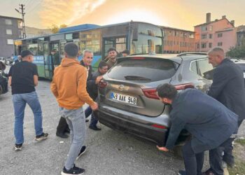 Muş’ta, Belediye otobüsünü engelleyen otomobili vatandaşlar kaldırdı!