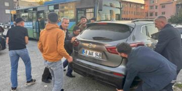 Muş’ta, Belediye otobüsünü engelleyen otomobili vatandaşlar kaldırdı!