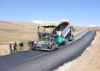 Muş’ta köy yolları sıcak asfaltla kaplanıyor!