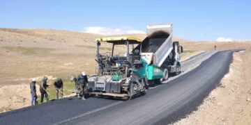 Muş’ta köy yolları sıcak asfaltla kaplanıyor!