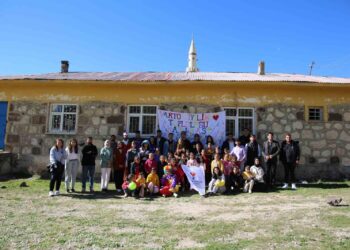 Muş Varto’lu gönüllü gençler köyleri gezerek çocukları eğlendiriyor!