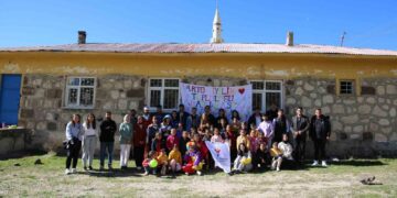 Muş Varto’lu gönüllü gençler köyleri gezerek çocukları eğlendiriyor!