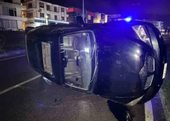 Sinop’ta, kontrolden çıkan otomobil refüje çarparak yan yattı!