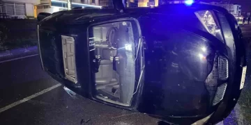 Sinop’ta, kontrolden çıkan otomobil refüje çarparak yan yattı!