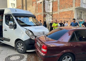 Sinop’ta, okul servisi ile otomobil çarpışması sonucu 7 öğrenci yaralandı!