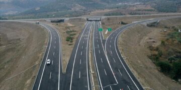 Yeni otoyol bugün hizmete girdi! Seyahat süresi 2 saatten 55 dakikaya düştü