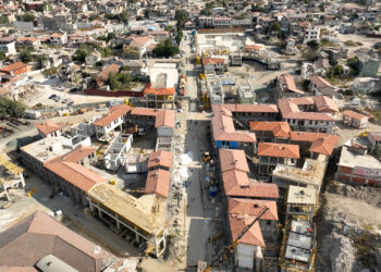 Bakan Kurum: Hatay’da ticaretin kalbinin attığı Uzun Çarşı’yı ayağa kaldırıyoruz