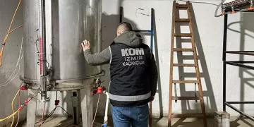 İzmir’de kaçak içki operasyonu: 28 bin litre etil alkol ele geçirildi