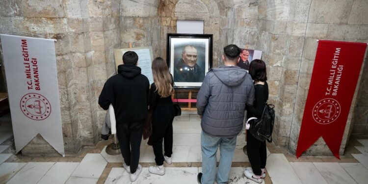 "Orijinal Atatürk Portresi Sergisi" Anıtkabir'de açıldı Orijinal Ataturk Portresi Sergisi habermeydan