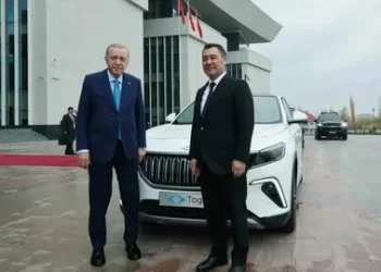 Erdoğan, Kırgızistan Cumhurbaşkanı Caparov’a Togg hediye etti