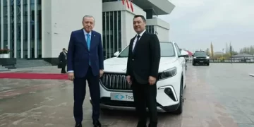 Erdoğan, Kırgızistan Cumhurbaşkanı Caparov’a Togg hediye etti
