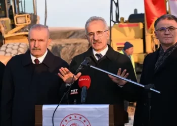 Bakanı Uraloğlu Van Çevre Yolu’nda incelemelerde bulundu
