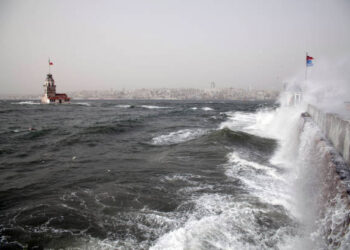 İstanbul’da lodos ve sağanak hava ve deniz trafiğini olumsuz etkiledi