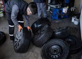 Lastikçilerde kış yoğunluğu yaşanıyor