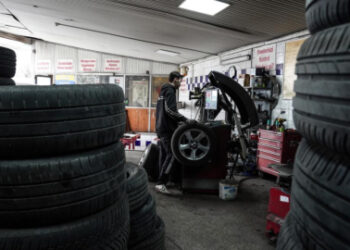 Sanayide kış lastiği yoğunluğu başladı
