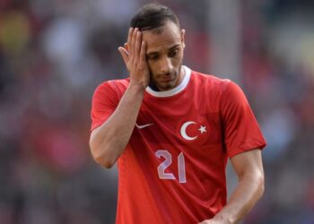 Milli oyuncu Ömer Toprak futbolu bıraktığını açıkladı!