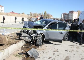 Muş Malazgirt’te 2 otomobil çarpıştı: 1 ölü, 1 yaralı!